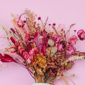 Gebundenes Trockenblumen-Bouquet in Rosatönen